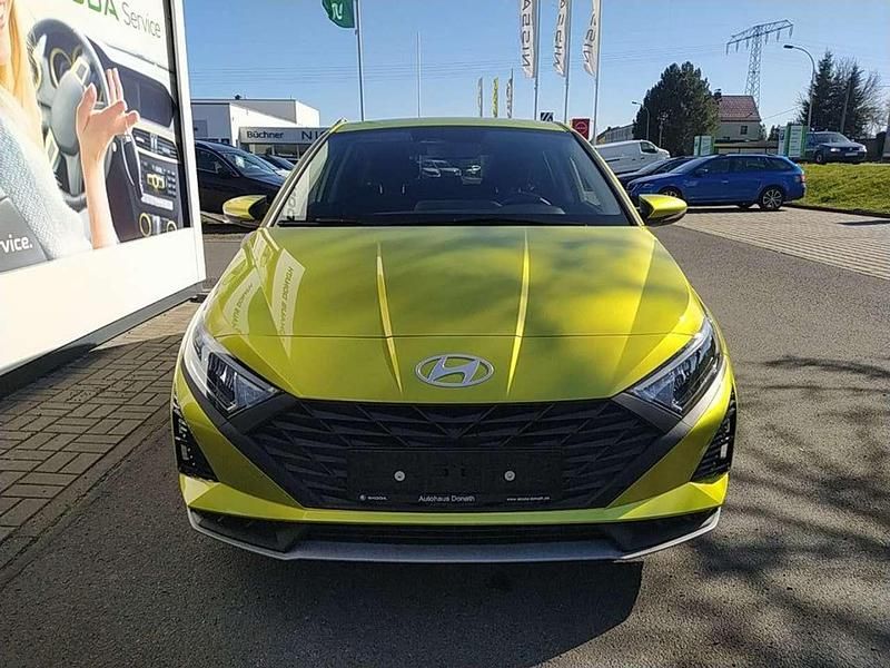 Gebraucht Hyundai i20 Select 84 PS (61 kW) 2023 Lucid lime / met Kleinwagen