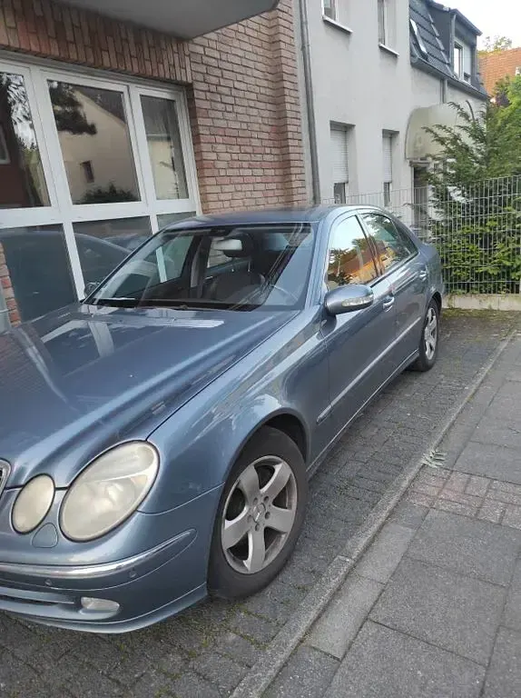 Gebraucht Mercedes E240 Avantgarde 177 PS (130 kW) 2002 Blau Limousine