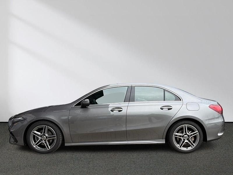 Gebraucht Mercedes A200 AMG 163 PS (119 kW) 2026 lack mountaingrau Limousine
