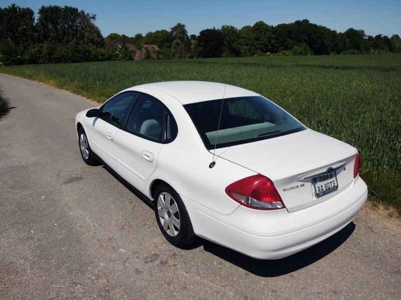 Weiß Gebraucht 2002 Ford Taurus SE Limousine | 3.850 € - Bild 1/4