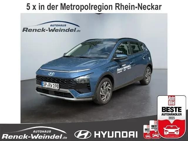 Vibrant blue / mic (blau) Gebraucht 2024 Hyundai Bayon Trend SUV | 23.489 € (Fairer Preis) - Bild 1/4
