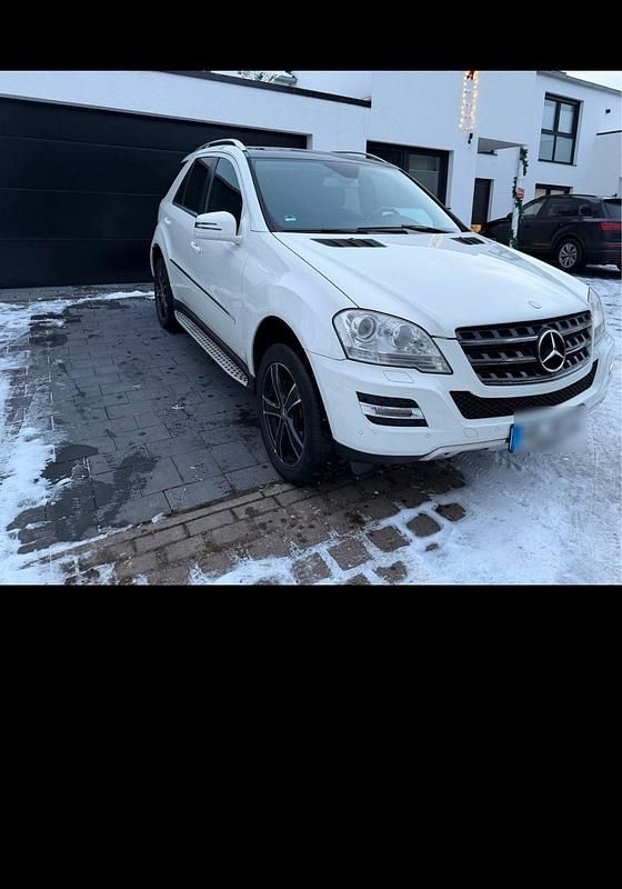 Weiß Gebraucht 2010 Mercedes ML350 SUV | 9.950 € (Fairer Preis) - Bild 1/4
