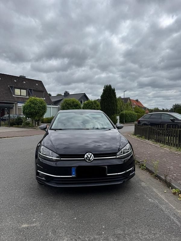 Schwarz Gebraucht 2018 VW Golf VII Sound Kleinwagen | 14.390 € (Guter Preis) - Bild 1/4