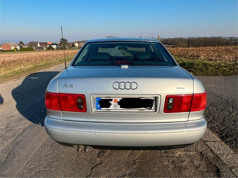 Usata Audi A8 150 CV (110 kW) 1998 Argento Berlina