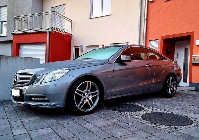 Grau Gebraucht 2011 Mercedes E200 AMG Coupé | 8.899 € (Guter Preis) - Bild 1/4