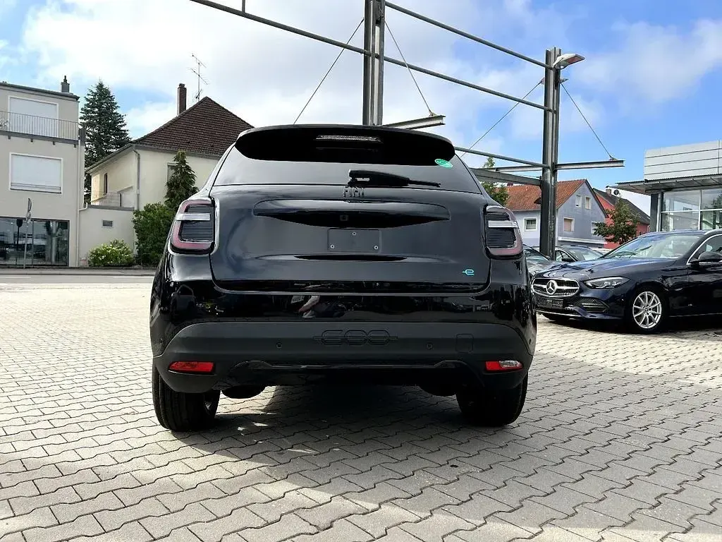 Neu Fiat 600E Sport 114 kW (156 PS) 2026 Schwarz SUV
