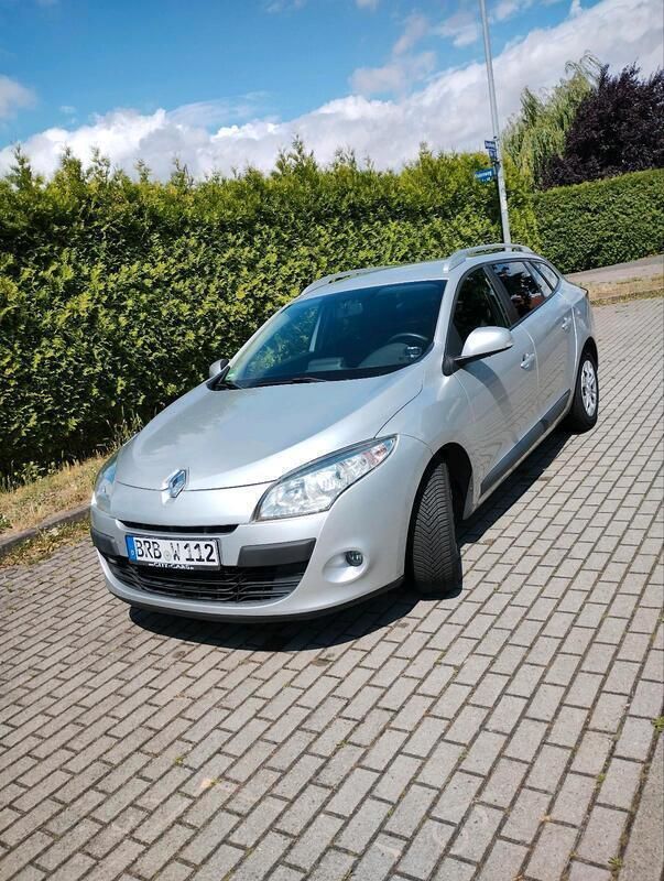 Silber Gebraucht 2012 Renault Mégane III Limousine | 3.900 € (Superpreis) - Bild 1/4