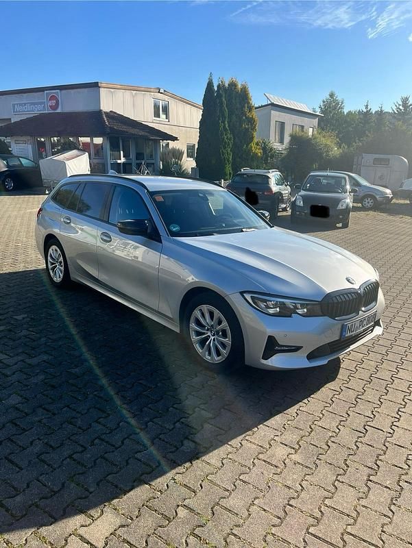 Silber Gebraucht 2021 BMW 320 Kombi | 19.400 € (Superpreis) - Bild 1/4