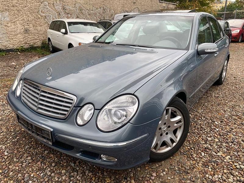 Blau Gebraucht 2004 Mercedes E220 Limousine | 3.450 € (Superpreis) - Bild 1/4