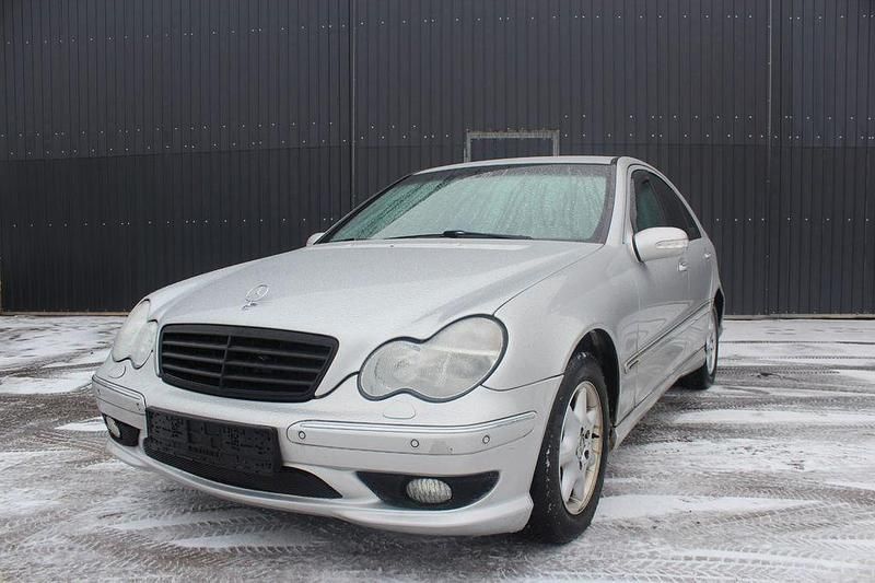 Silber Gebraucht 2001 Mercedes C200 Elegance Limousine | 4.999 € (Etwas zu teuer) - Bild 1/4