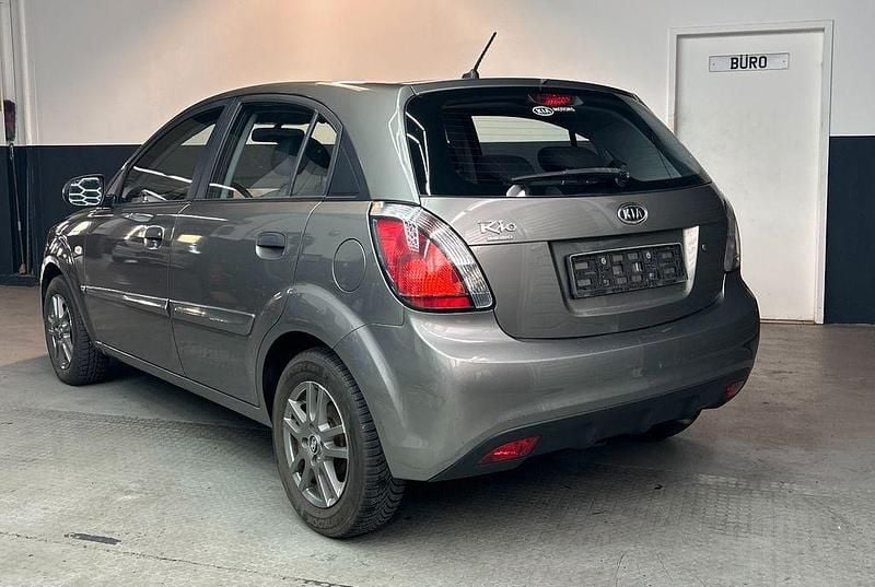 Gebraucht Kia Rio 75 PS (55 kW) 2010 Silber Limousine