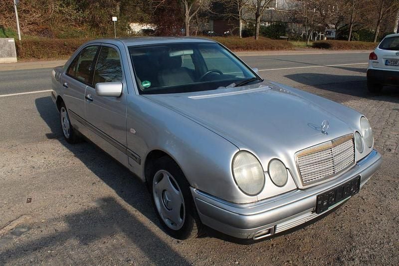 Silber Gebraucht 1999 Mercedes E240 Limousine | 1.999 € - Bild 1/4