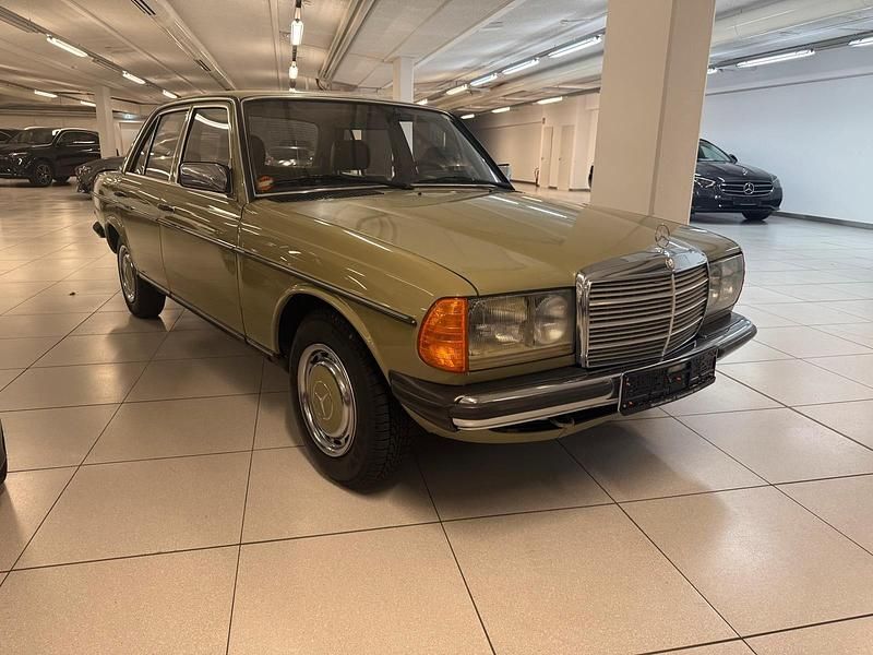 Grün Gebraucht 1983 Mercedes 200 Limousine | 9.500 € - Bild 1/4
