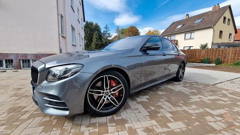 Grau Gebraucht 2019 Mercedes E350 AMG line Limousine | 32.100 € (Superpreis) - Bild 1/4