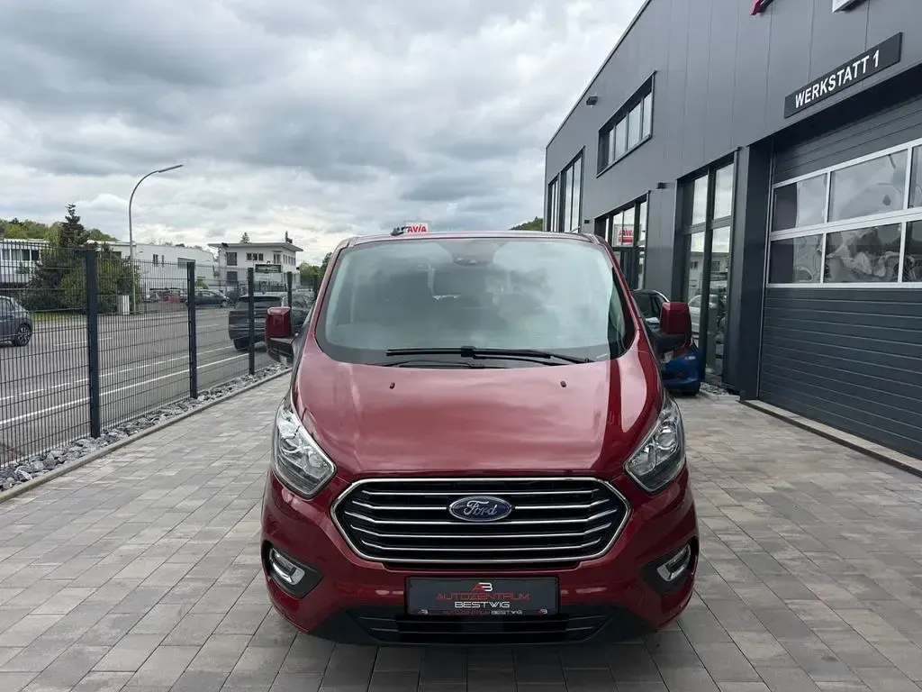 Gebraucht Ford Tourneo Titanium 131 PS (96 kW) 2021 Rot Van / Kleinbus