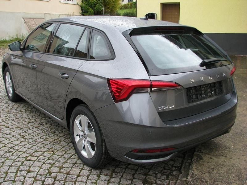 Neu Skoda Scala Drive 116 PS (85 kW) 2025 Grau Kleinwagen