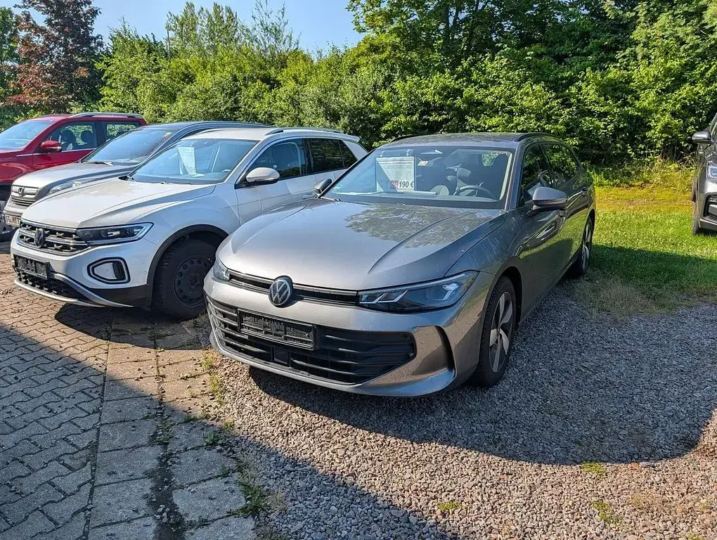 Gebraucht VW Passat 150 PS (110 kW) 2024 Diabasgrau metallic Kombi