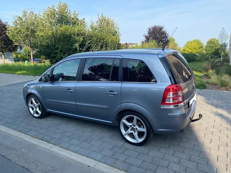 Gebraucht Opel Zafira Design Edition 125 PS (91 kW) 2011 Silber Van / Kleinbus