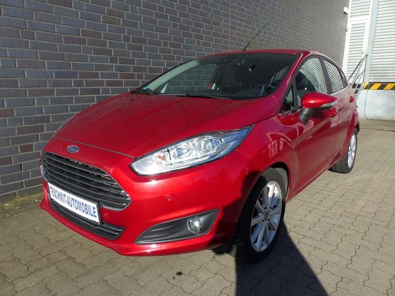 Gebraucht Ford Fiesta Titanium 101 PS (74 kW) 2015 Rot Limousine