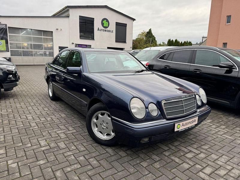 Blau Gebraucht 1998 Mercedes E200 Elegance Limousine | 3.999 € (Fairer Preis) - Bild 1/4