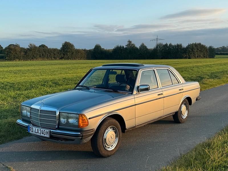 Silber Gebraucht 1984 Mercedes 240 Limousine | 10.900 € - Bild 1/4