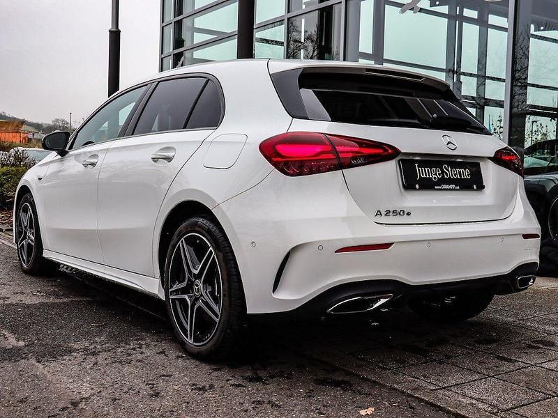 Gebraucht Mercedes A250 AMG 218 PS (160 kW) 2025 Unilack polarweiß Limousine