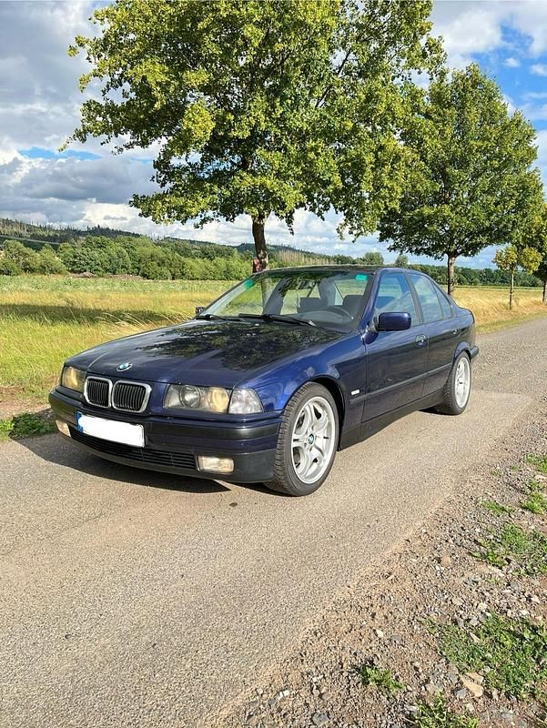Blau Gebraucht 1997 BMW 320 Basis Limousine | 3.500 € (Fairer Preis) - Bild 1/4