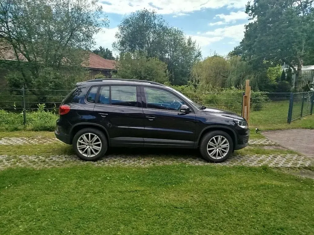 Gebraucht VW Tiguan Trendline 140 PS (102 kW) 2015 Schwarz SUV
