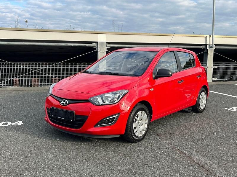 Rot Gebraucht 2013 Hyundai i20 Edition Kleinwagen | 6.799 € (Etwas zu teuer) - Bild 1/4