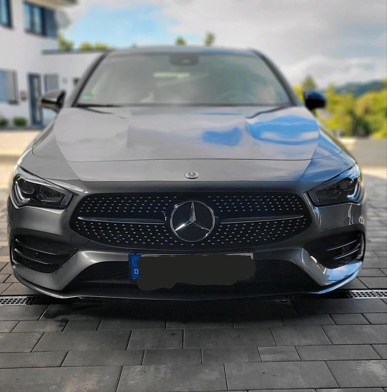 Grau Gebraucht 2020 Mercedes CLA200 Shooting Brake AMG line Kombi | 26.900 € (Fairer Preis) - Bild 1/4