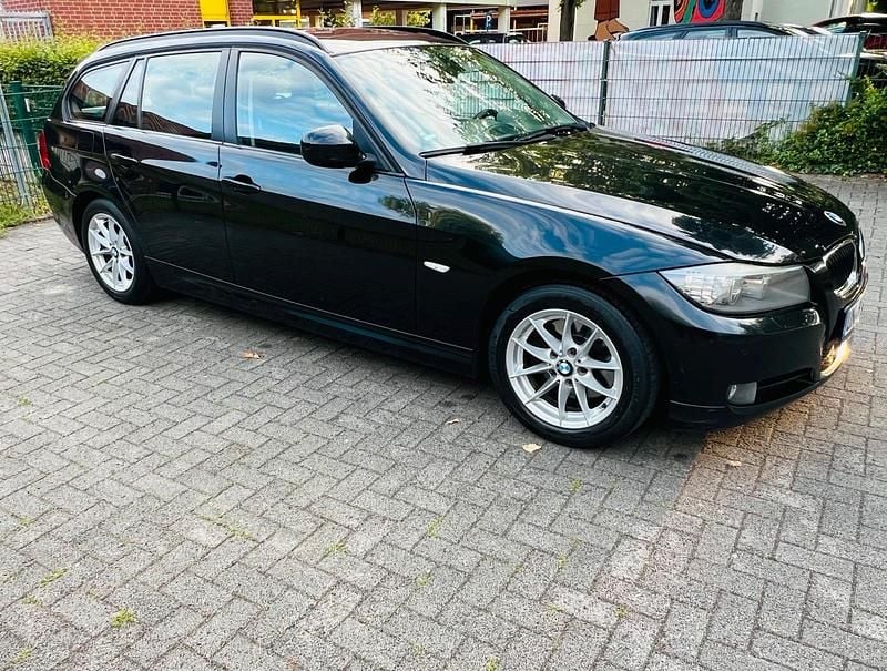 Gebraucht BMW 320 183 PS (134 kW) 2011 Schwarz Kombi