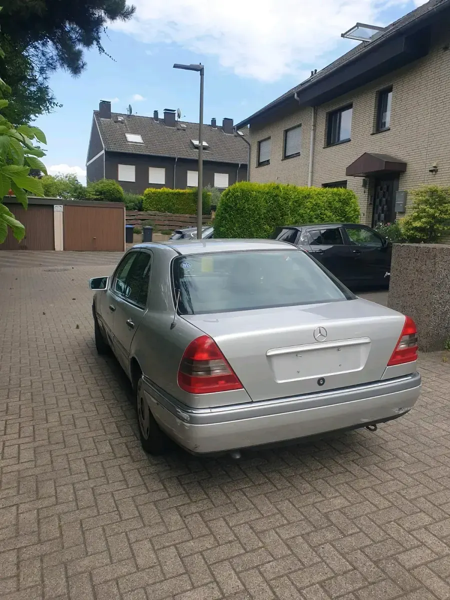 Gebraucht Mercedes C180 Elegance 90 PS (66 kW) 1996 Silber Limousine