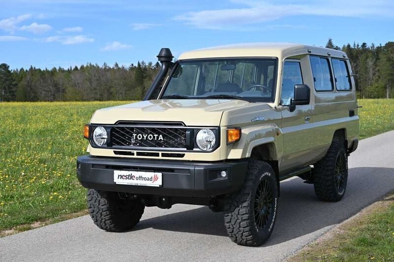 Beige Neu 2024 Toyota Land Cruiser SUV | 61.850 € (Superpreis) - Bild 1/4