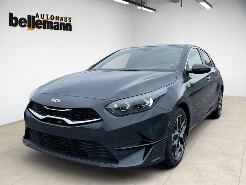 Neu Kia Ceed Style 140 PS (102 kW) 2026 Grau Kleinwagen