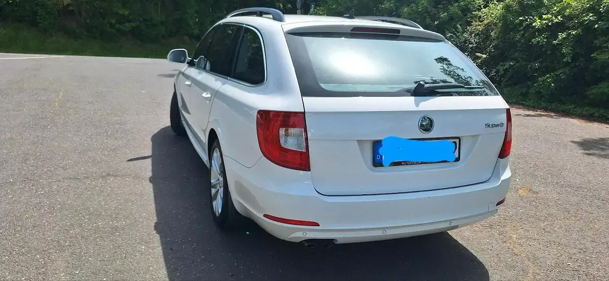Gebraucht Skoda Superb 105 PS (77 kW) 2011 Weiß Kombi