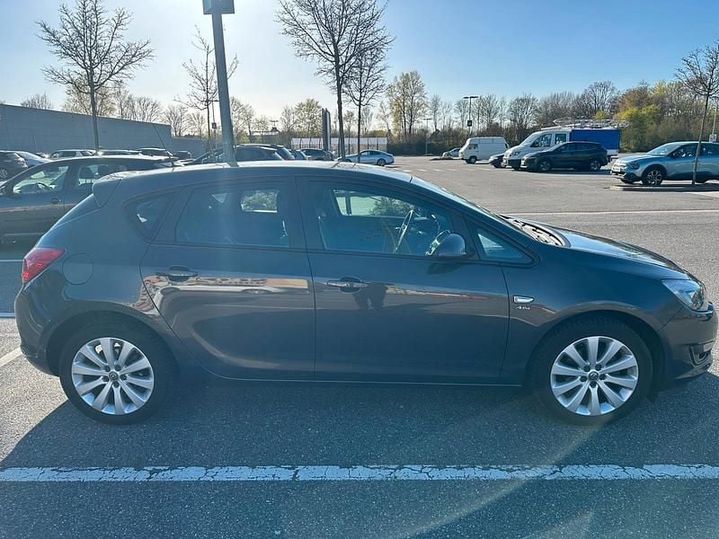 Usata Opel Astra 101 CV (74 kW) 2013 Andere farben Berlina