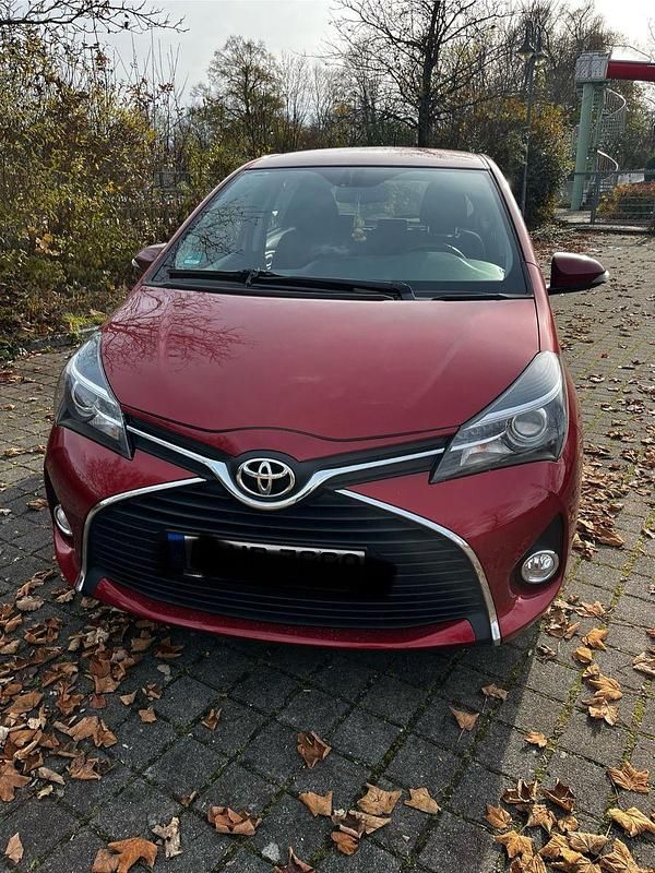 Rot Gebraucht 2015 Toyota Yaris Comfort Kleinwagen | 9.250 € (Fairer Preis) - Bild 1/4