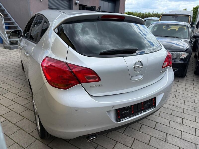 Gebraucht Opel Astra 140 PS (102 kW) 2012 Silber Limousine