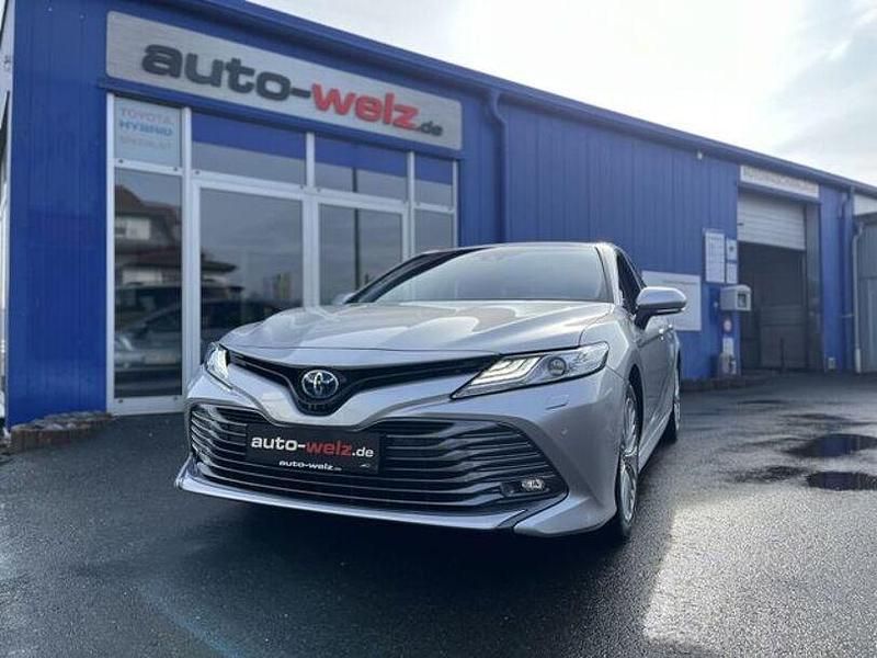 Platinsilber metallic (metallic) Gebraucht 2020 Toyota Camry Executive Limousine | 24.890 € (Fairer Preis) - Bild 1/4