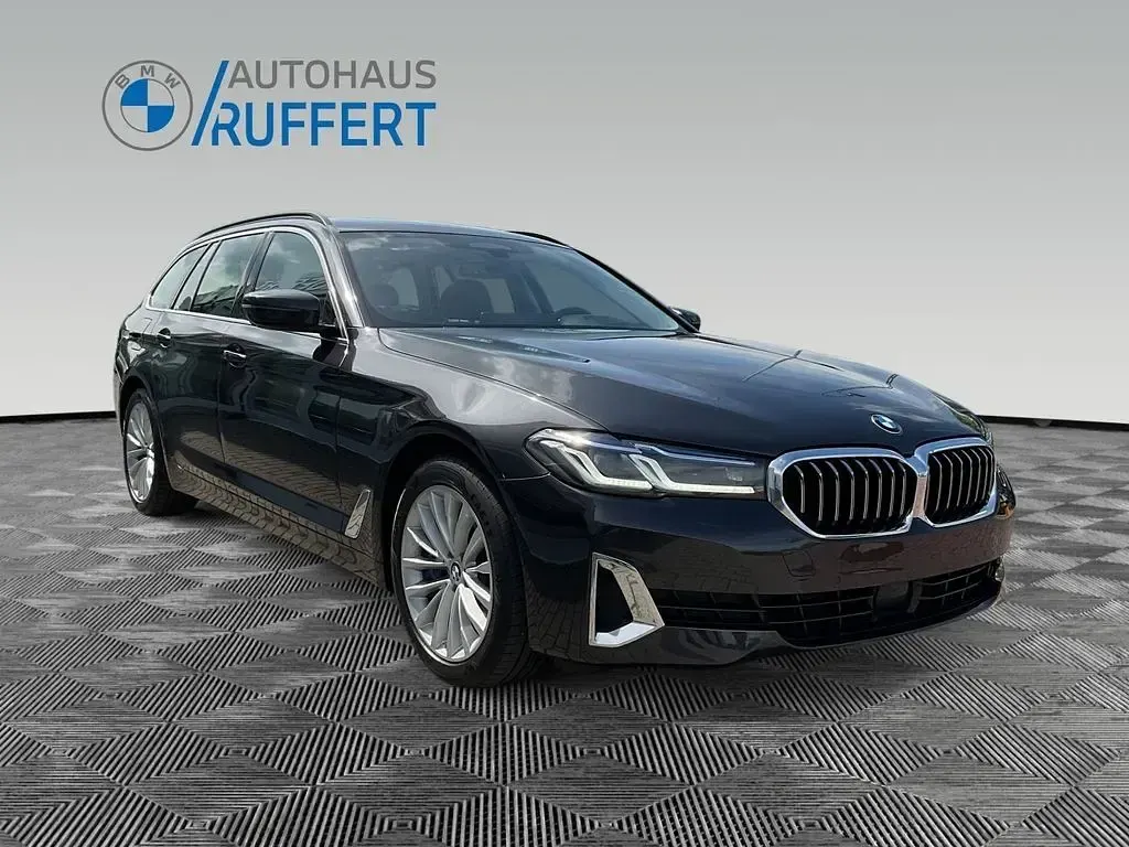 Gebraucht BMW 540 340 PS (250 kW) 2023 Sophistograu brillanteffekt Kombi