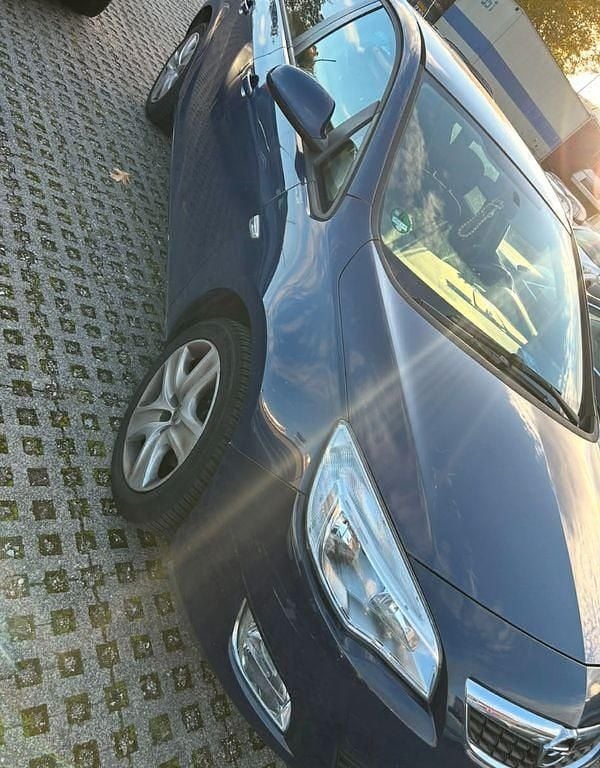 Second-hand Opel Astra Selection 101 CP (74 kW) 2011 Albastru Berlinǎ