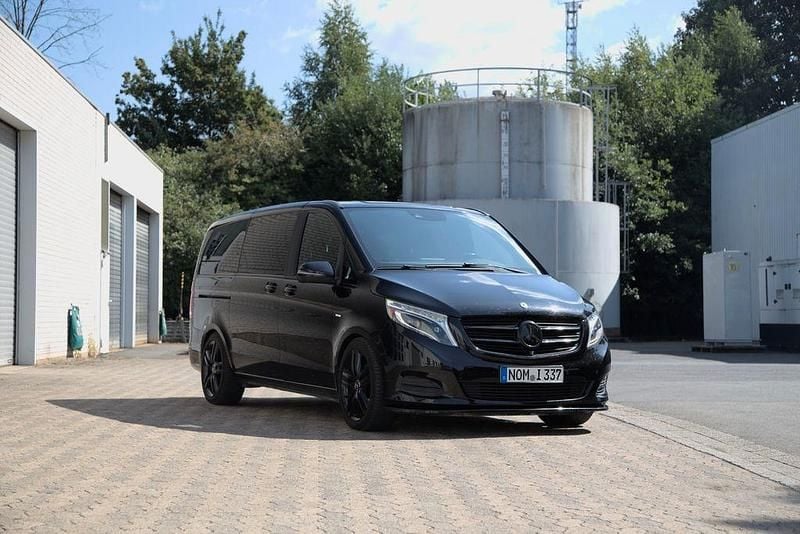 Schwarz Gebraucht 2014 Mercedes V250 Edition 1 Van / Kleinbus | 35.900 € (Etwas zu teuer) - Bild 1/4