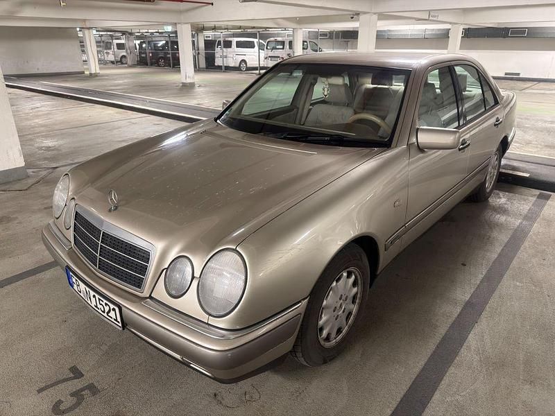 Gebraucht Mercedes E240 Elegance 170 PS (125 kW) 1999 Silber Limousine