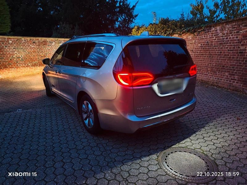 Gebraucht Chrysler Pacifica 291 PS (214 kW) 2018 Silber Van / Kleinbus