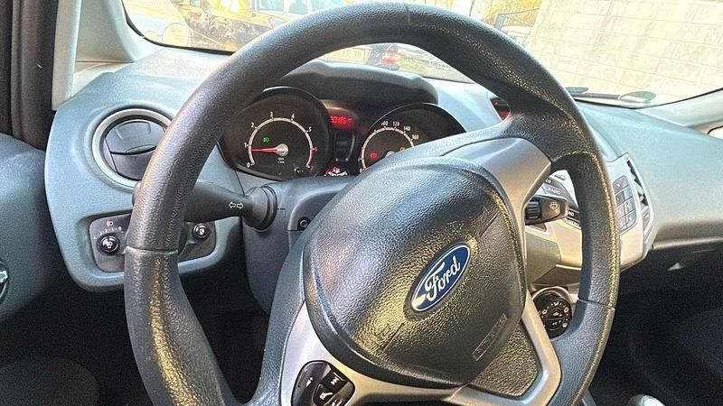 Gebraucht Ford Fiesta Trend 60 PS (44 kW) 2011 Schwarz Kleinwagen