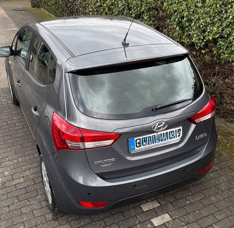 Gebraucht Hyundai ix20 Classic 90 PS (66 kW) 2011 Grau Kleinwagen