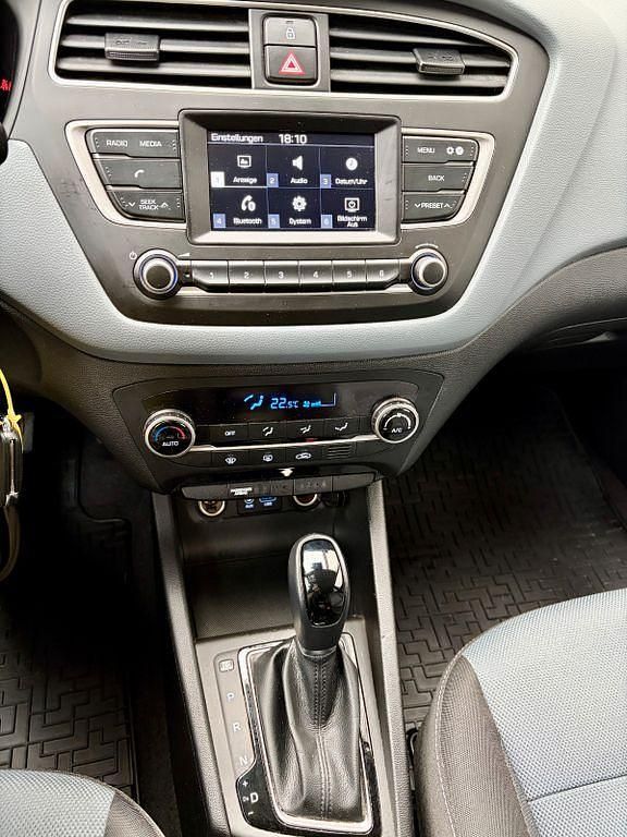 Gebraucht Hyundai i20 101 PS (74 kW) 2019 Silber Limousine