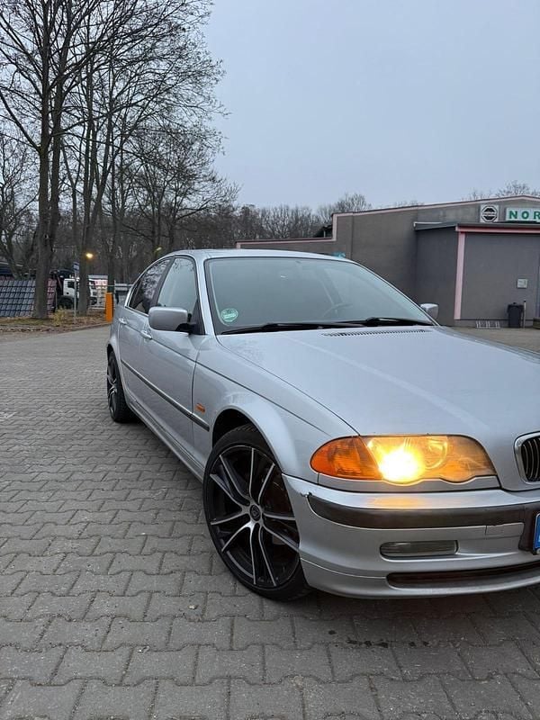 Silber Gebraucht 1998 BMW 323 Limousine | 3.499 € (Fairer Preis) - Bild 1/4