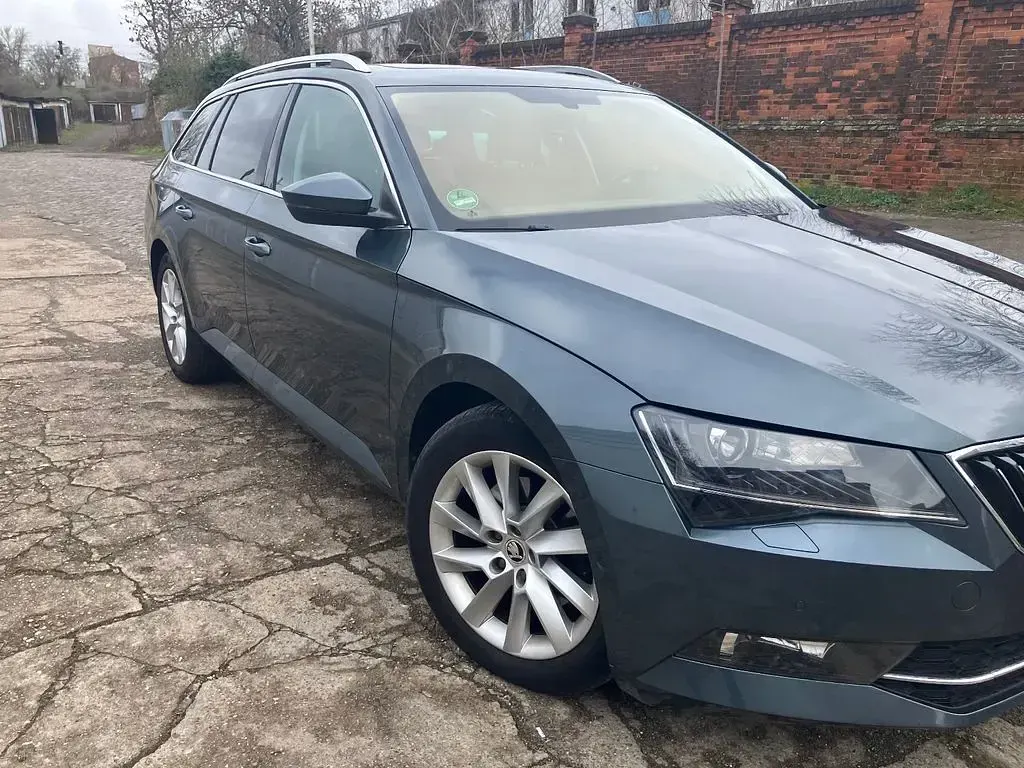 Gebraucht Skoda Superb Style 120 PS (88 kW) 2015 Grau Limousine