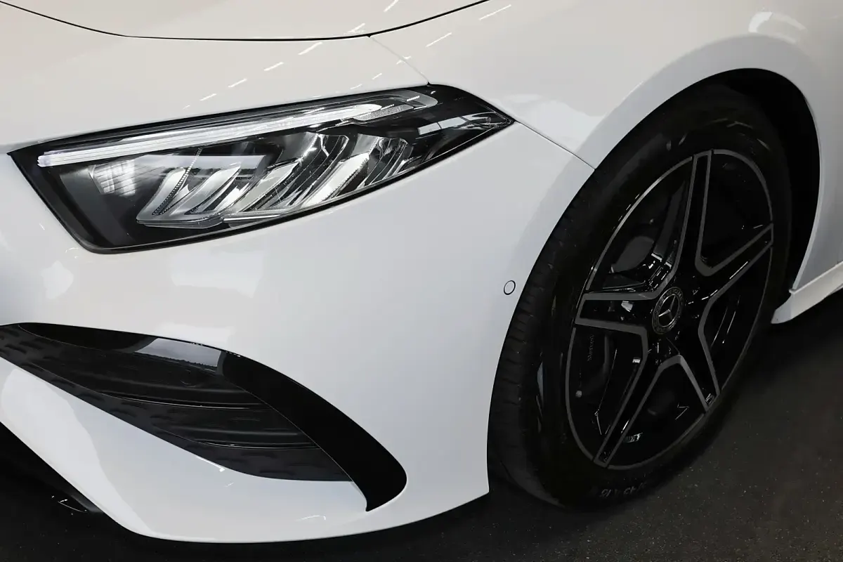 Gebraucht Mercedes A250 AMG 224 PS (164 kW) 2025 Unilack polarweiß Limousine